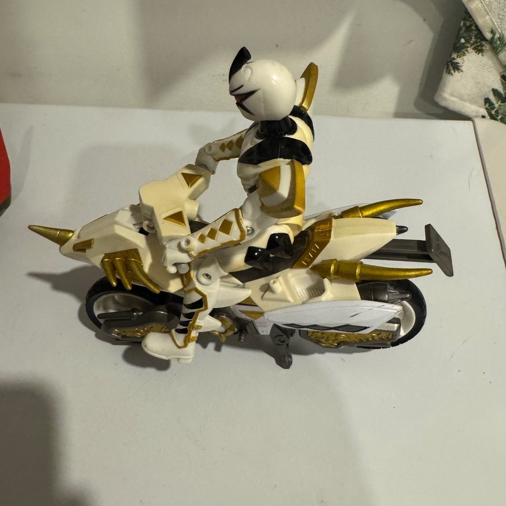 Power Rangers Samurai Gold Ranger and Red Ranger with Motorcycles Toy Set - Picture 4 of 16